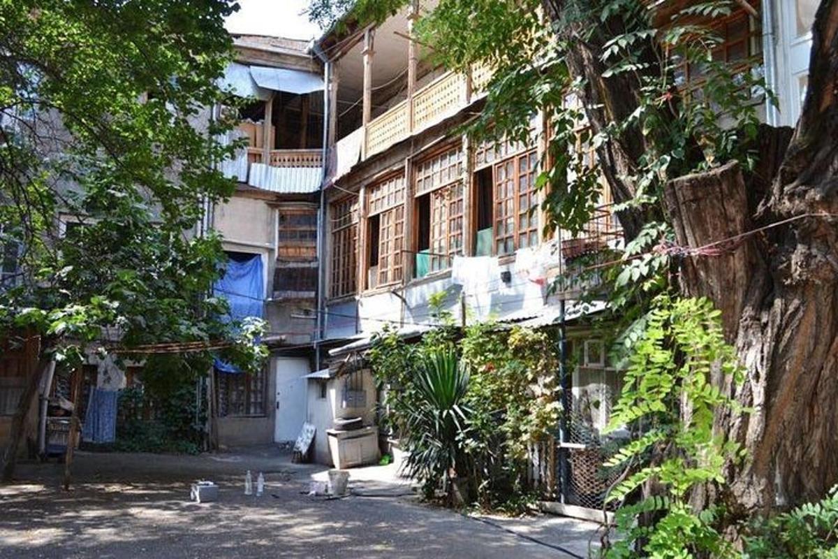 un edificio con uno stormo di uccelli di fronte