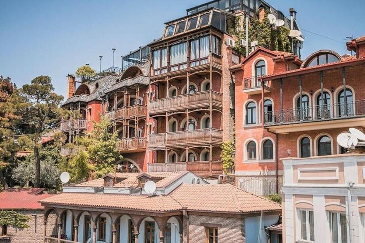 un grande edificio in cima a una collina