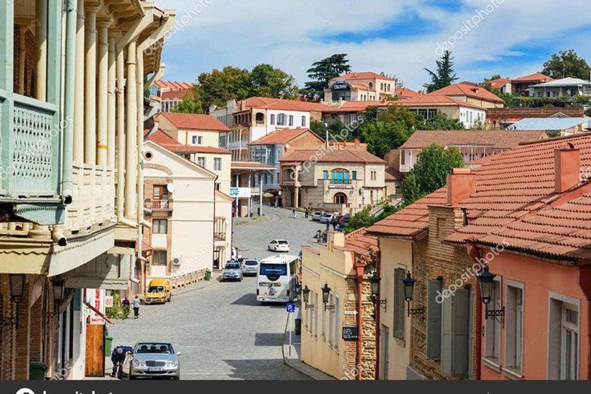 una vista di una strada cittadina con case