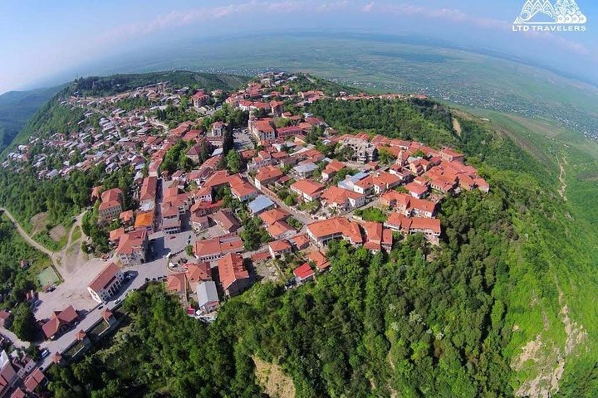 una vista aerea di una città su una montagna
