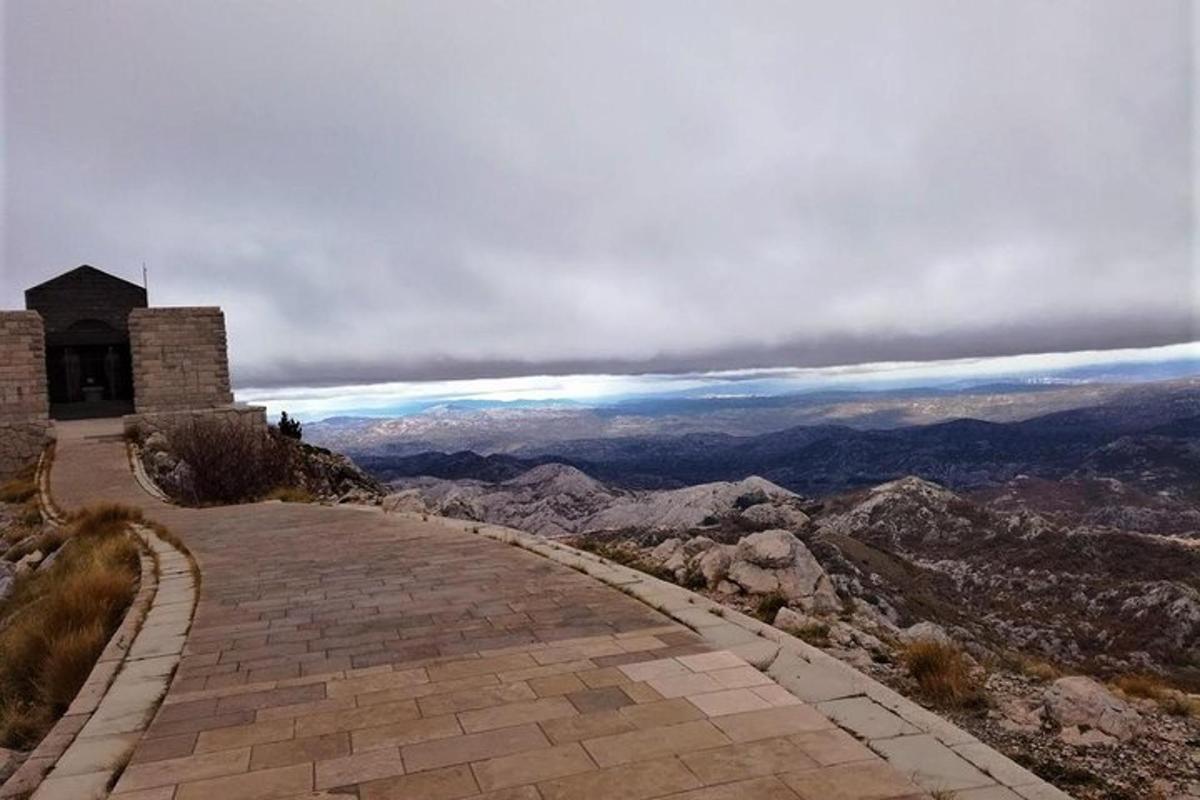 ένα μονοπάτι στην πλαγιά ενός βουνού