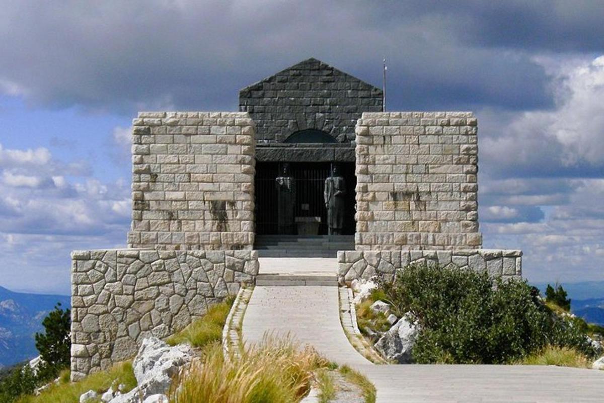 ένα πέτρινο κτίριο στην κορυφή ενός βουνού