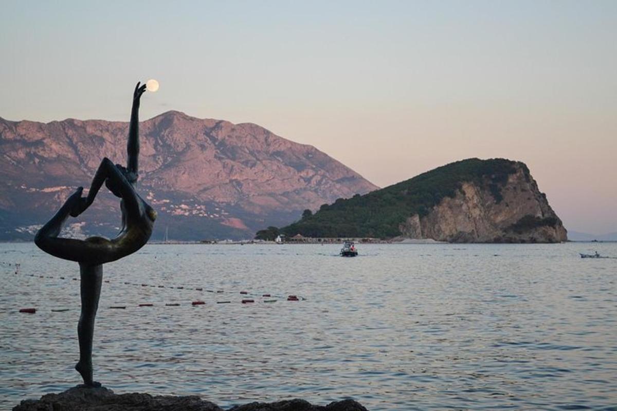 una statua di una persona in piedi nell'acqua