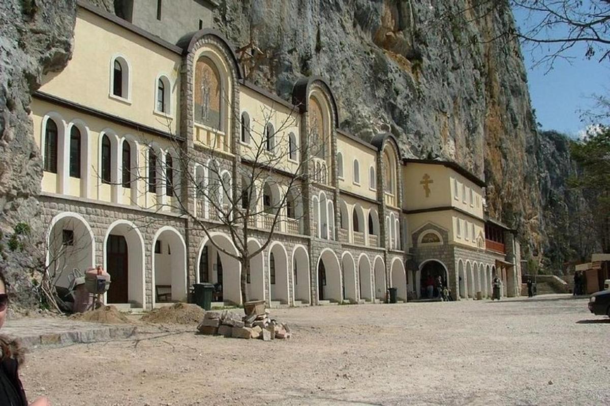 velika stavba ob gori
