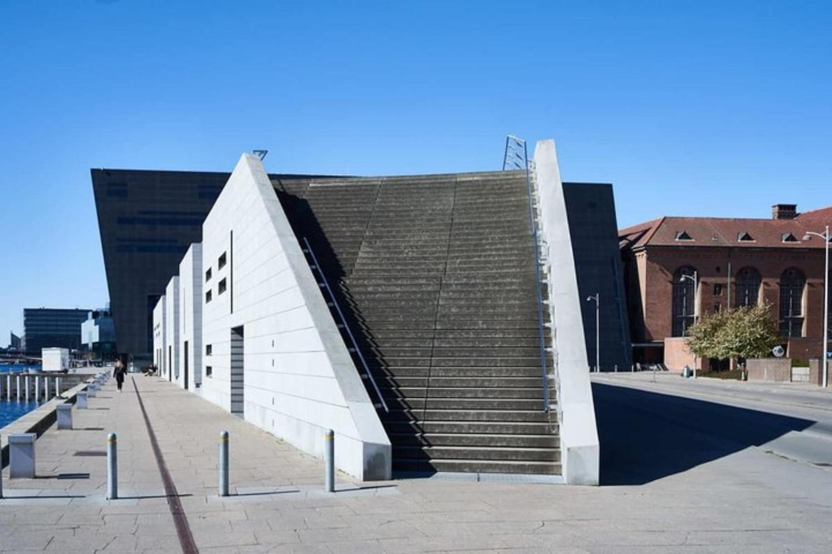 建物の隣に階段がある建物