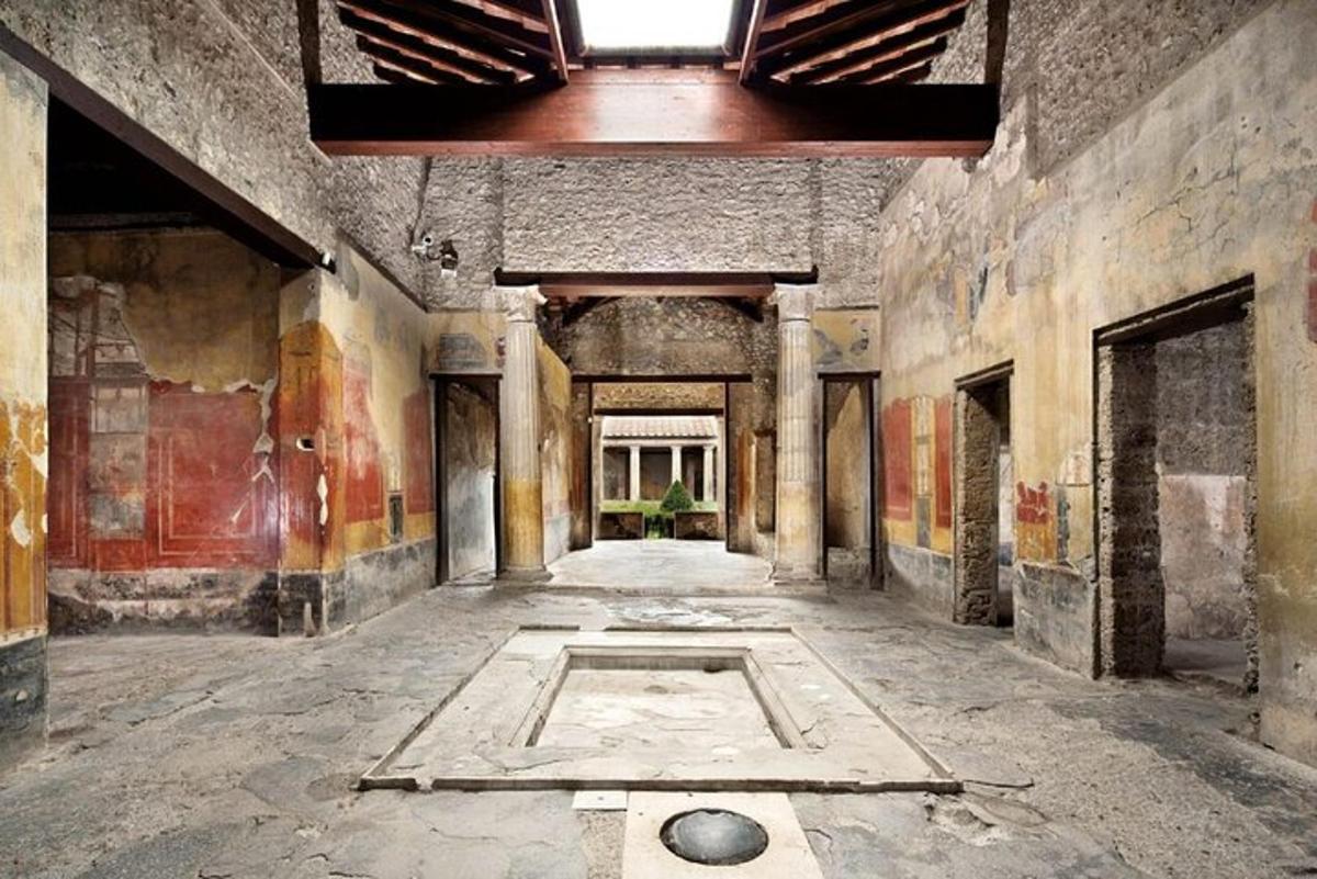 een verlaten gebouw met een grote kamer met een plafond