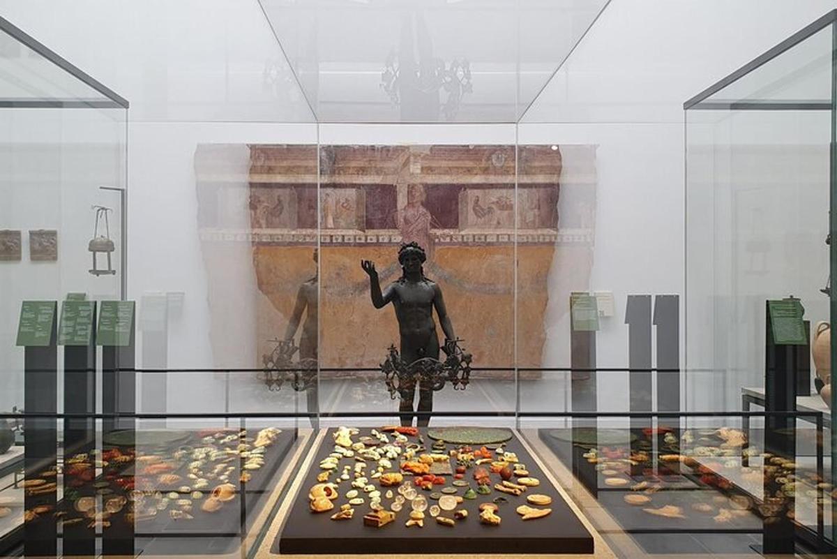 una teca di vetro in un museo con una statua