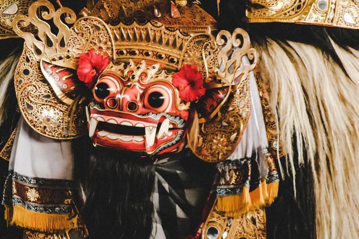 una maschera esposta in una stanza