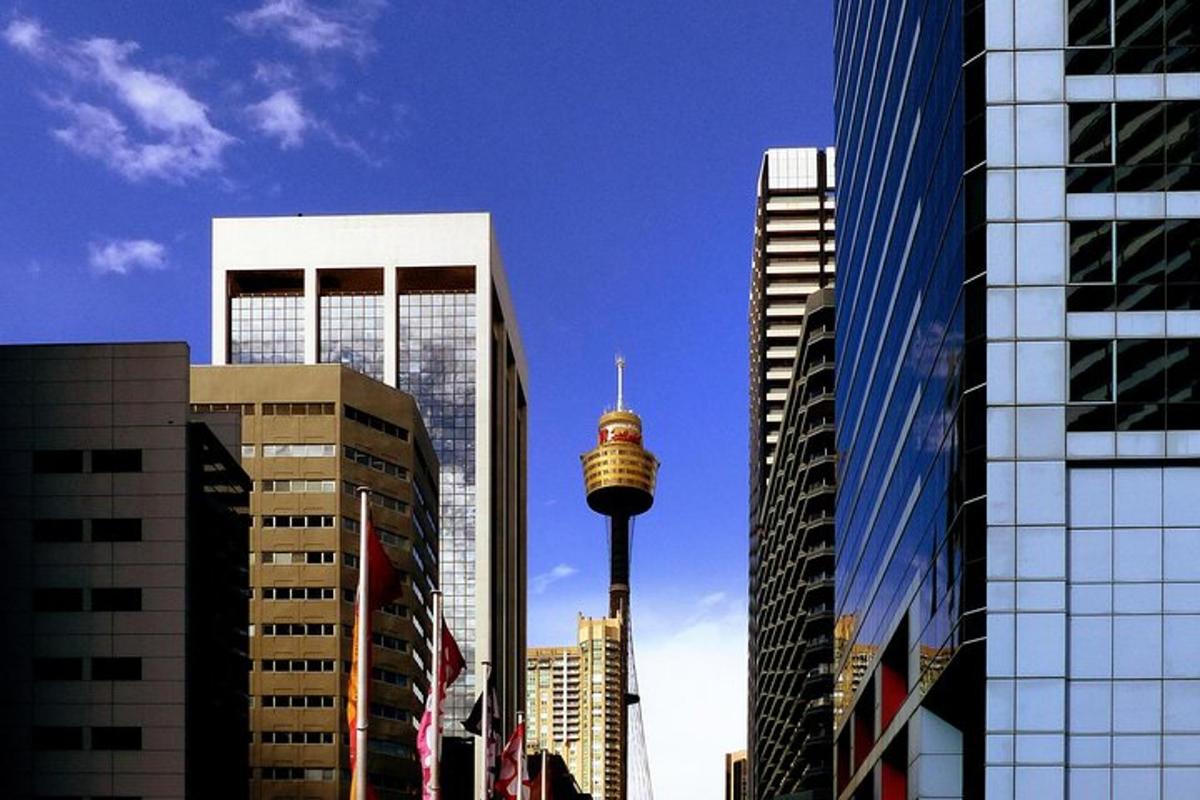 una ciudad con una torre en medio de edificios