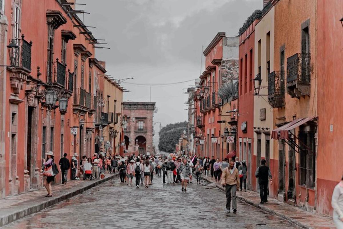 um grupo de pessoas caminhando por uma rua