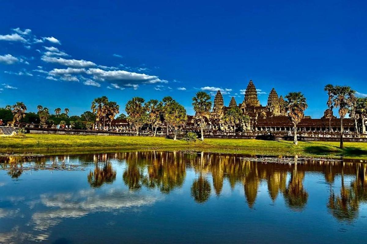 pemandangan kuil dengan tasik di hadapan