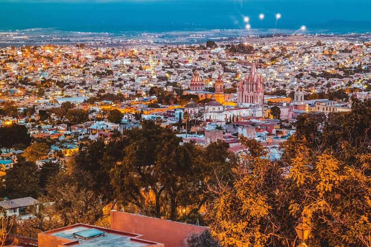 uma vista de uma cidade à noite