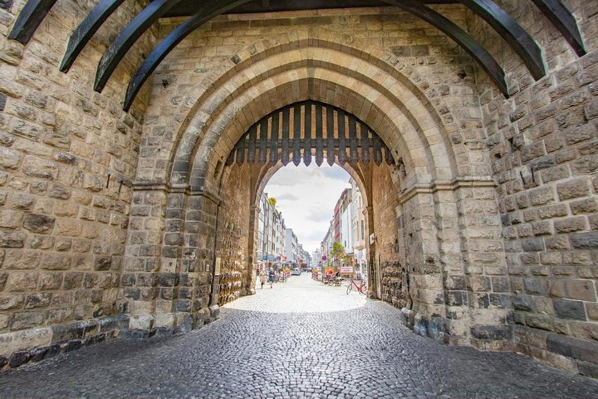 o arcadă într-un zid de cărămidă cu o stradă