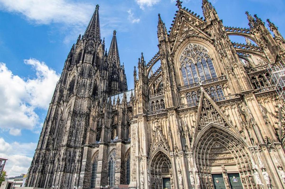 une grande cathédrale surmontée de deux flèches