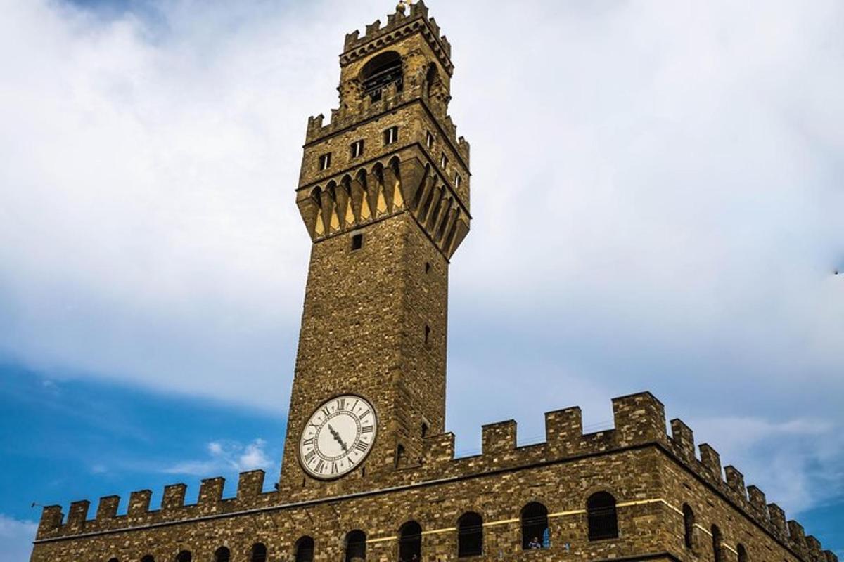 una torre de rellotge alta a la part superior d'un edifici