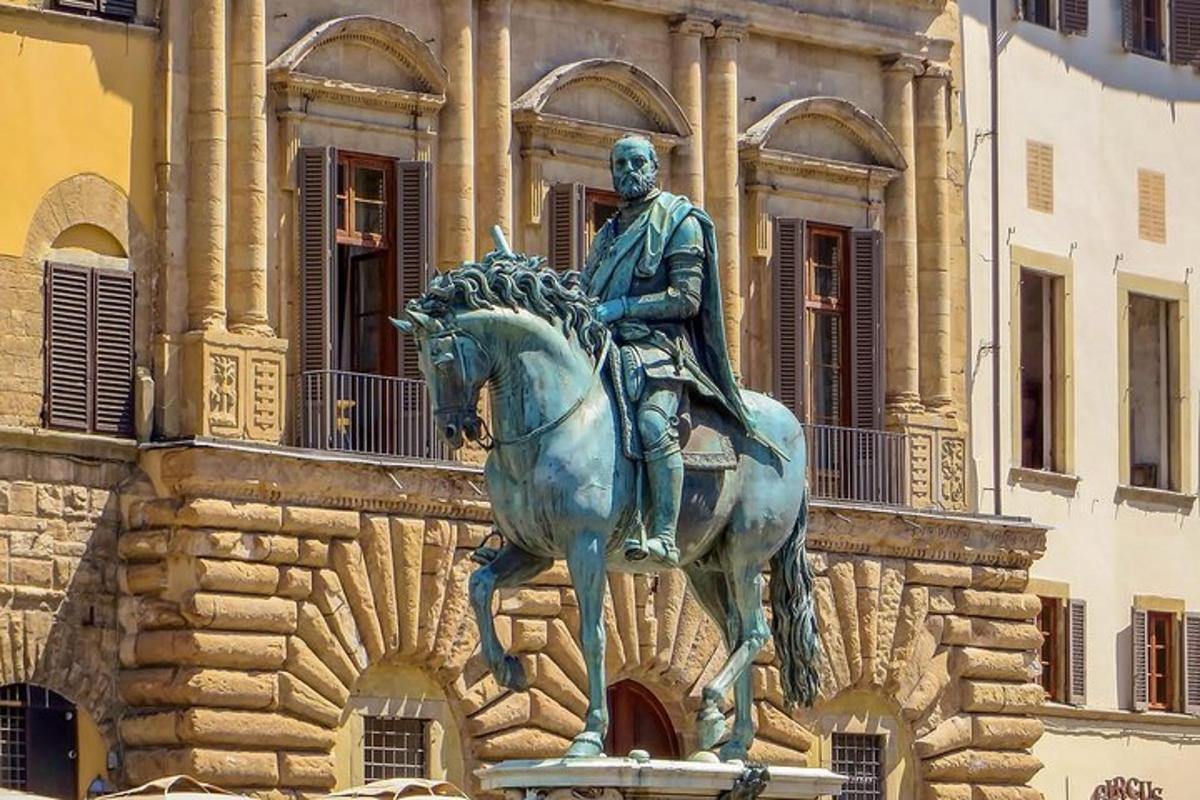 ένα άγαλμα ενός άνδρα σε άλογο μπροστά από ένα κτίριο