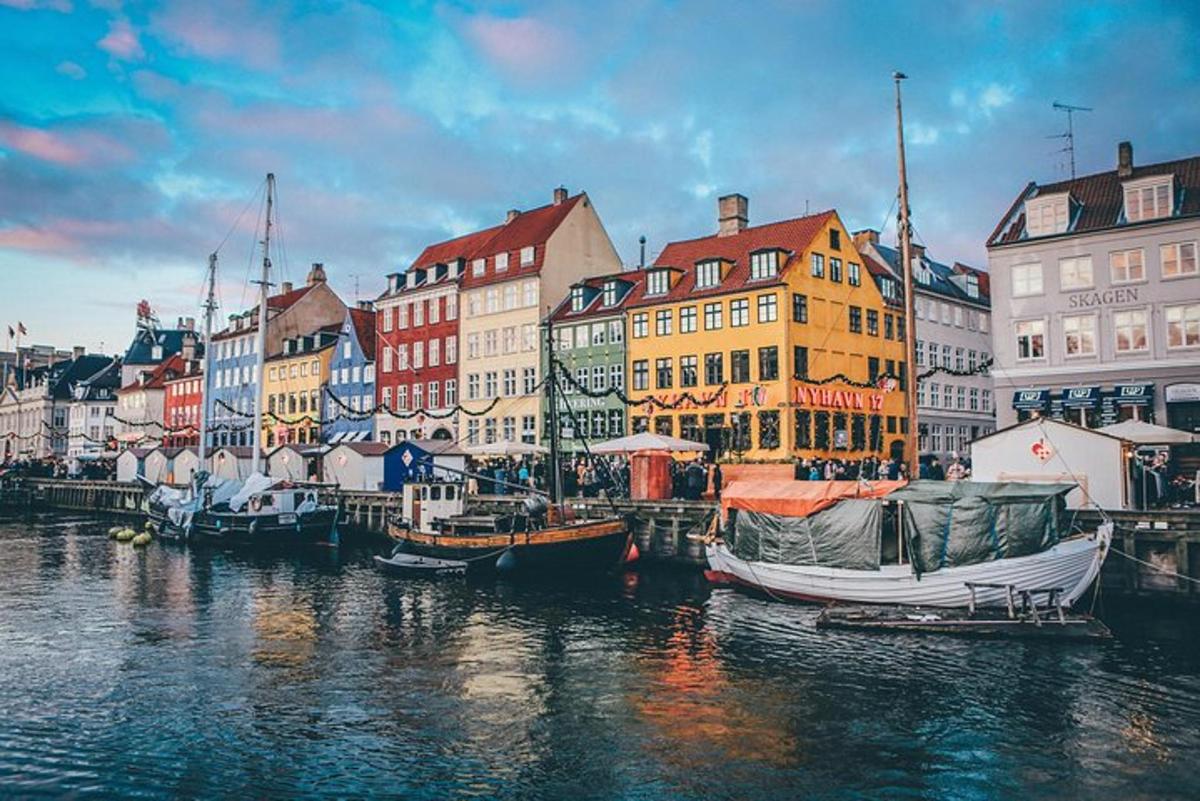 en gruppe båter fortøyd i en havn med bygninger