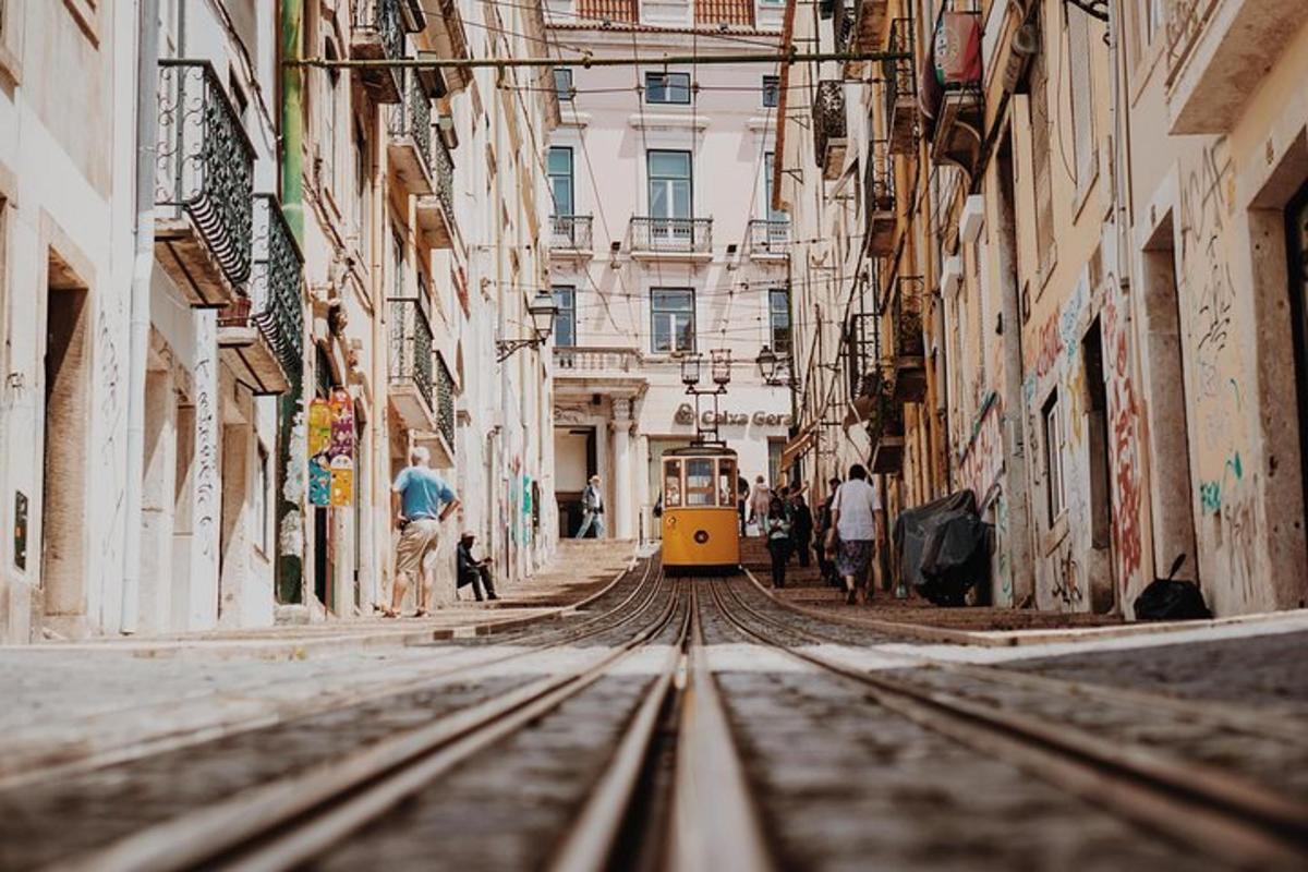 un tramvia groc en un carrer de la ciutat amb edificis
