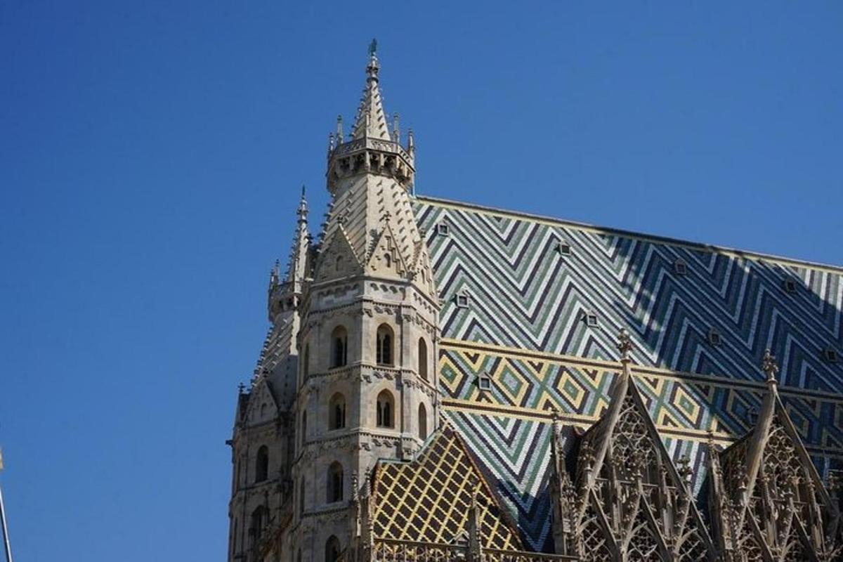 um edifício com uma torre do relógio no topo