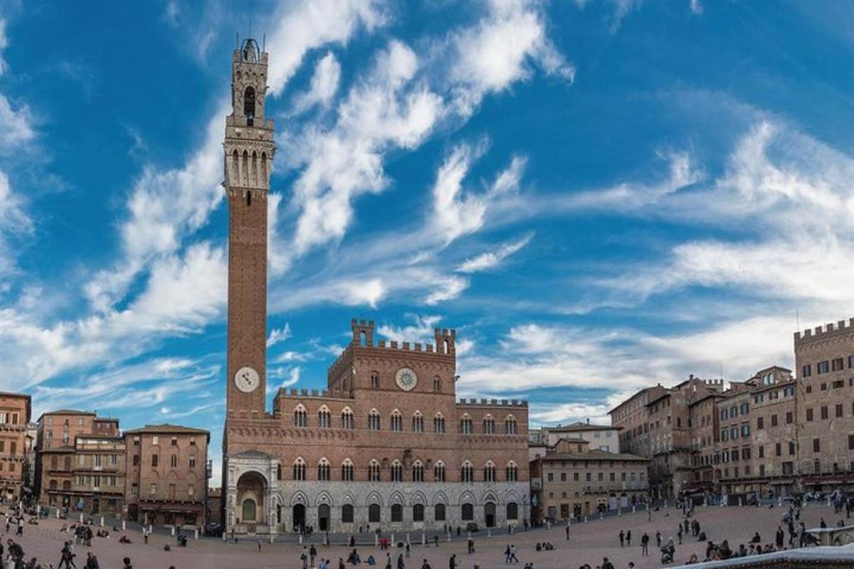 una torre dell'orologio nel mezzo di una città