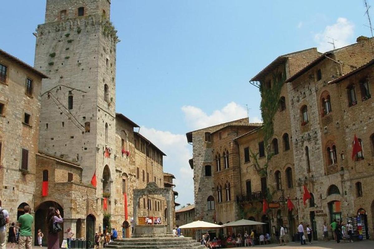 un gruppo di persone che camminano lungo una strada con edifici