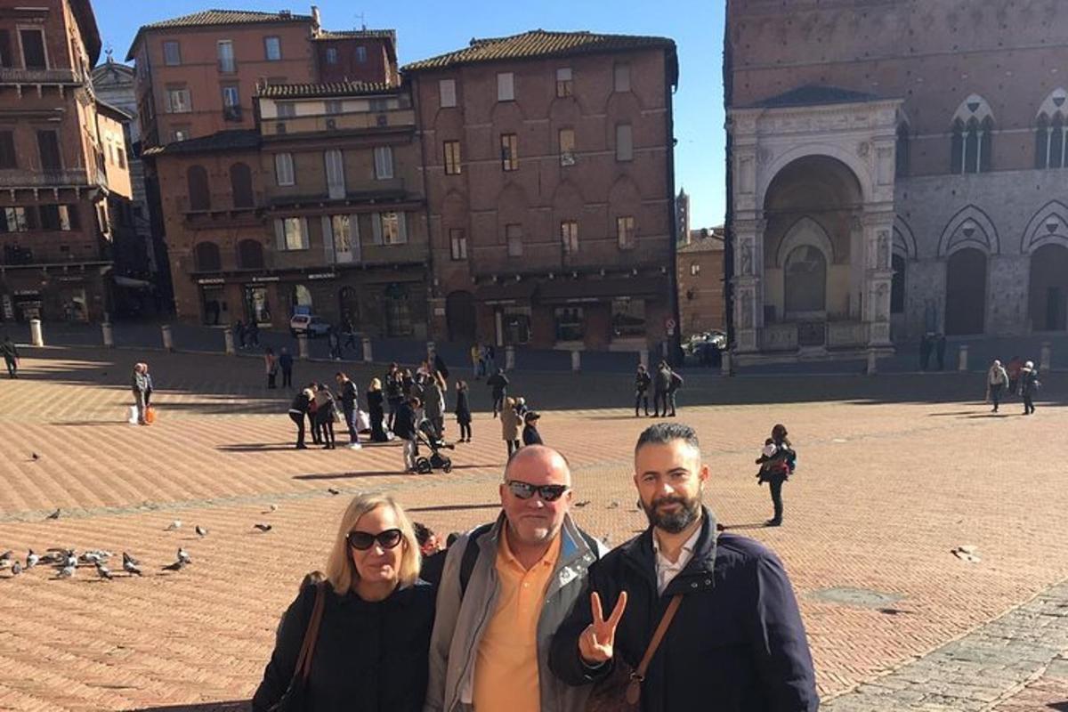 un gruppo di persone in piedi davanti a un edificio