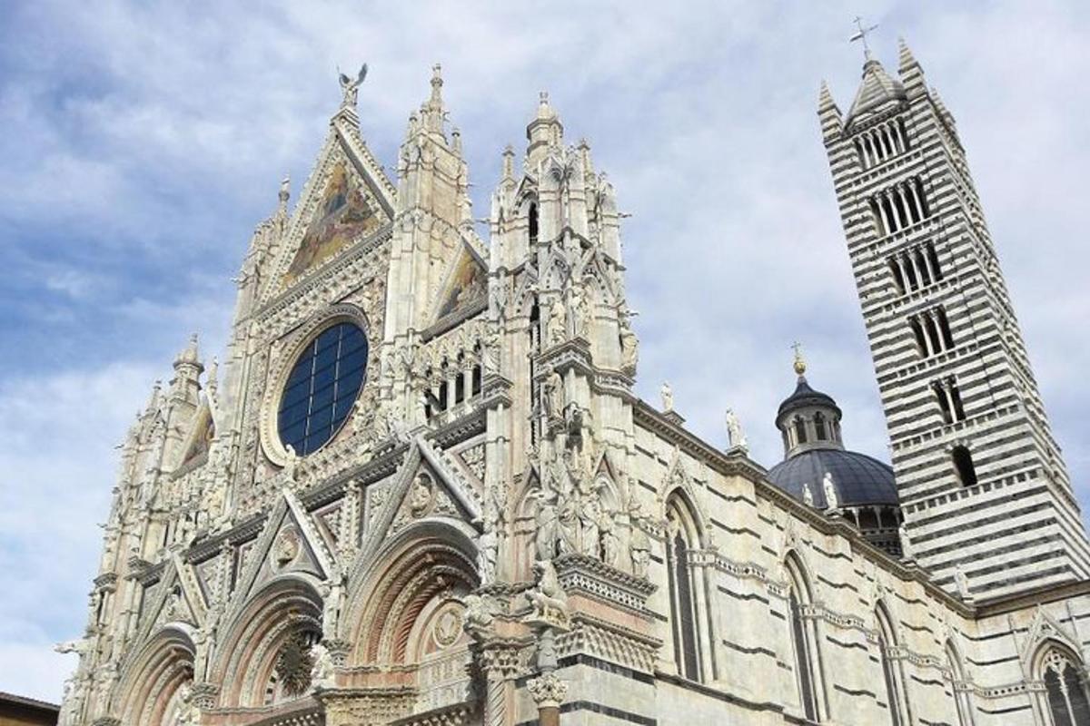 un edificio con una torre e una torre dell'orologio