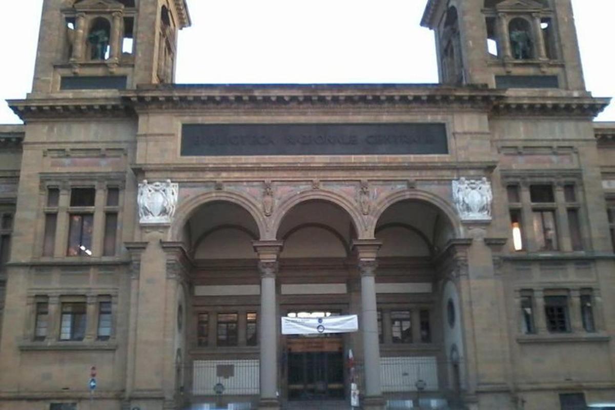un grande edificio con una torre dell'orologio in cima