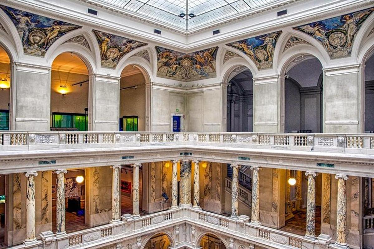 un edificio decorato con una piscina al centro