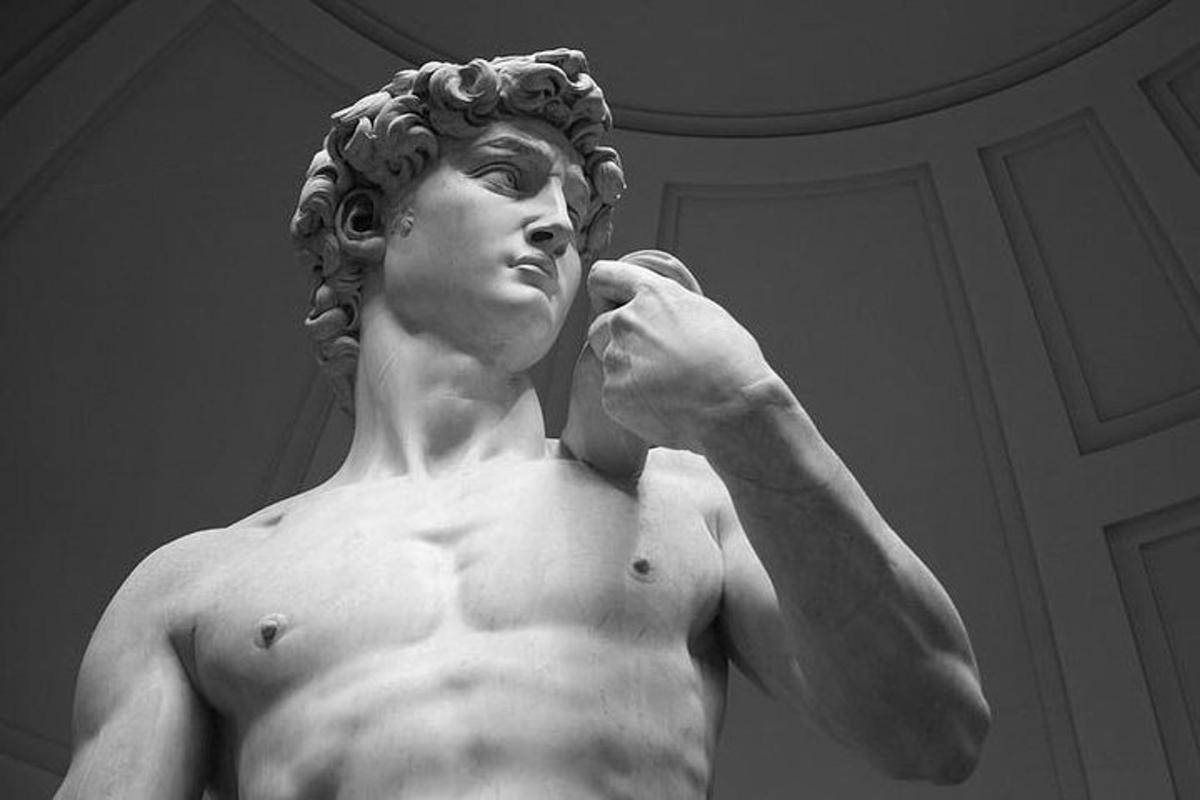 una estàtua d'un home parlant per telèfon mòbil