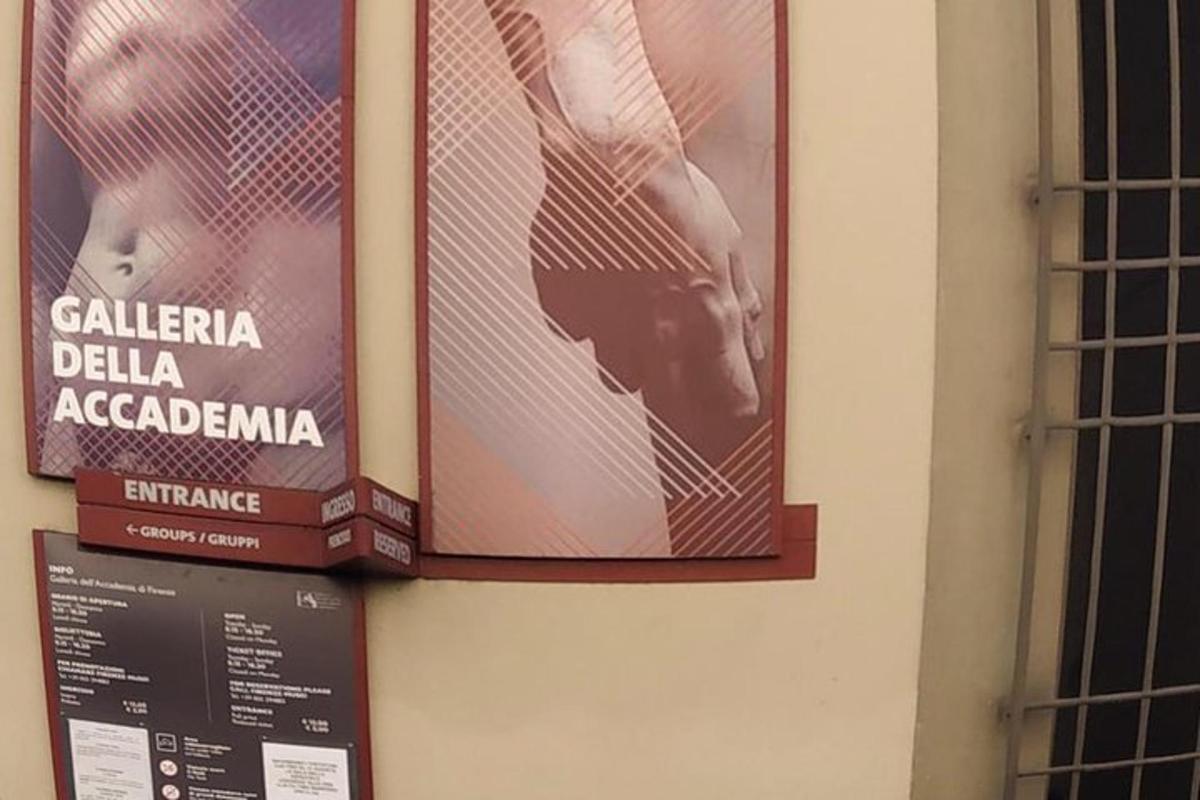 dva plakata ob strani stene