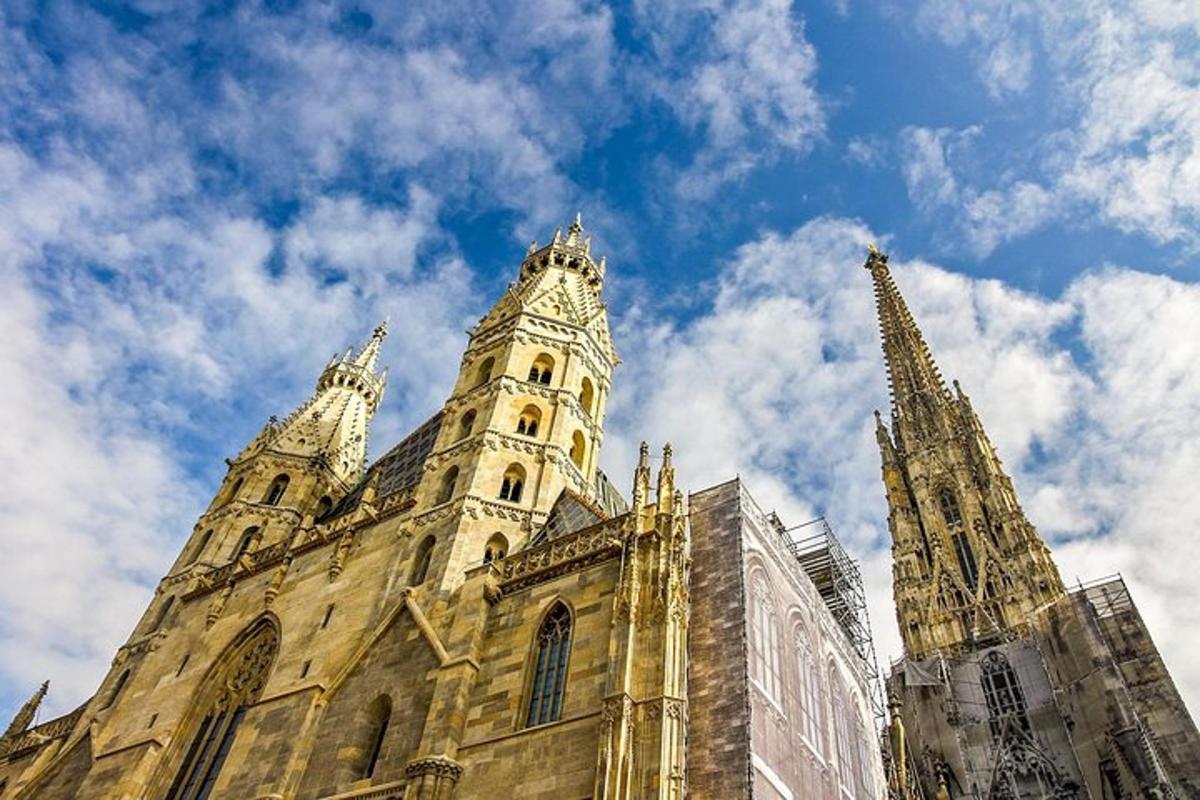 ēka ar pulksteņa torni tās virsotnē