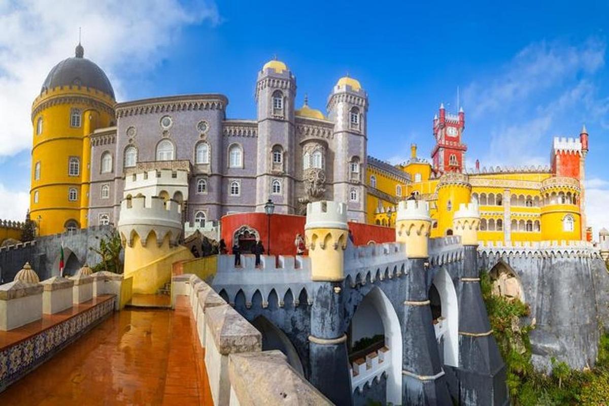 um castelo com uma ponte na frente