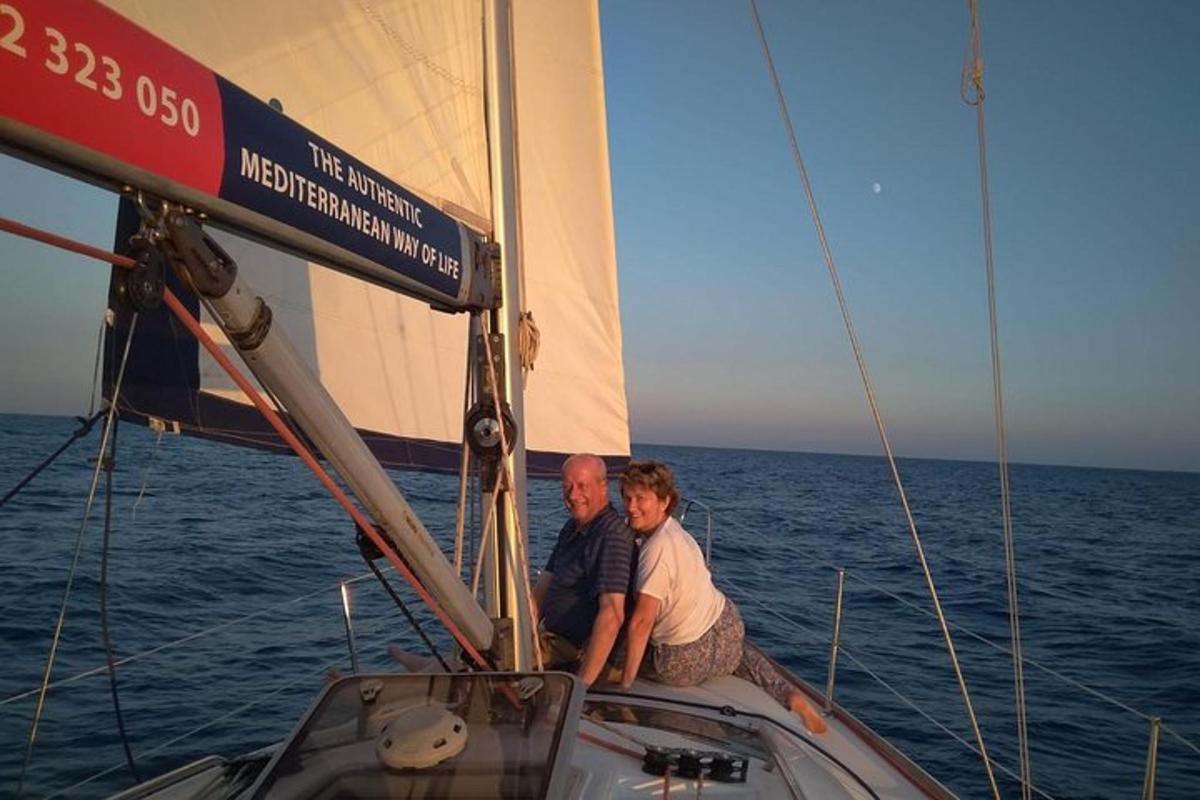 dva muškarca na jedrilici u oceanu