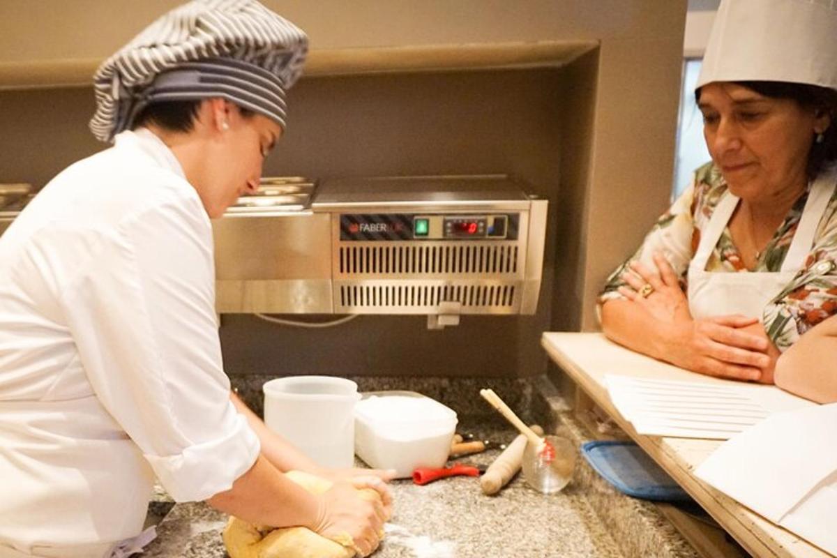 un uomo e una donna in cucina che preparano il cibo