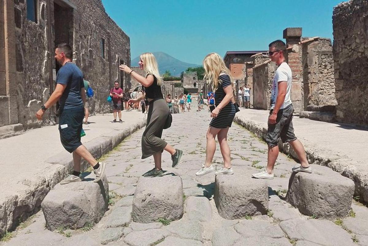 skupina ljudi, ki stojijo na skalah na ulici