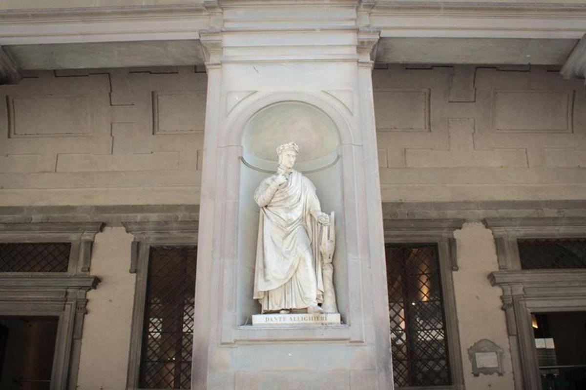 uma estátua na lateral de um prédio