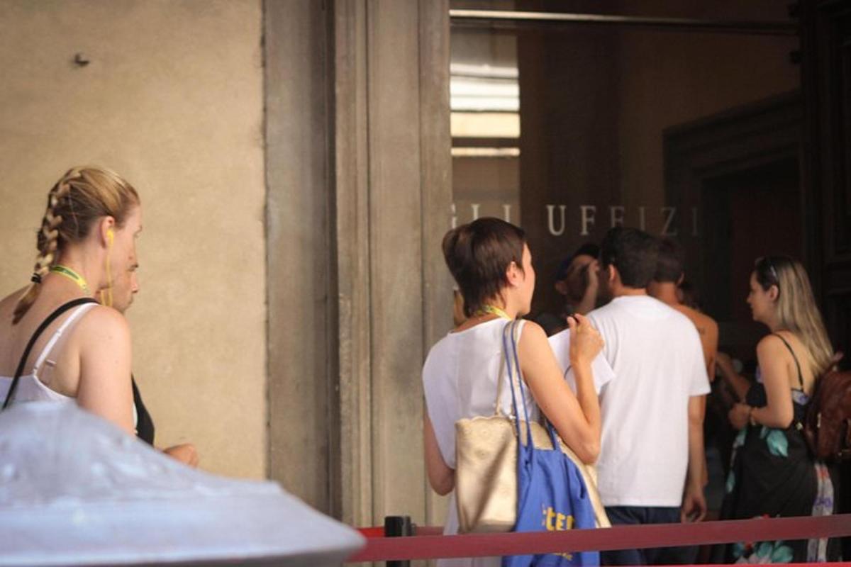 um grupo de pessoas em pé do lado de fora de um prédio
