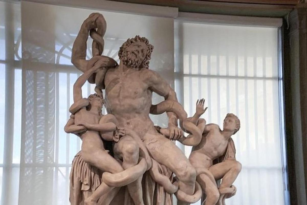 uma estátua de um homem com crianças ao seu redor