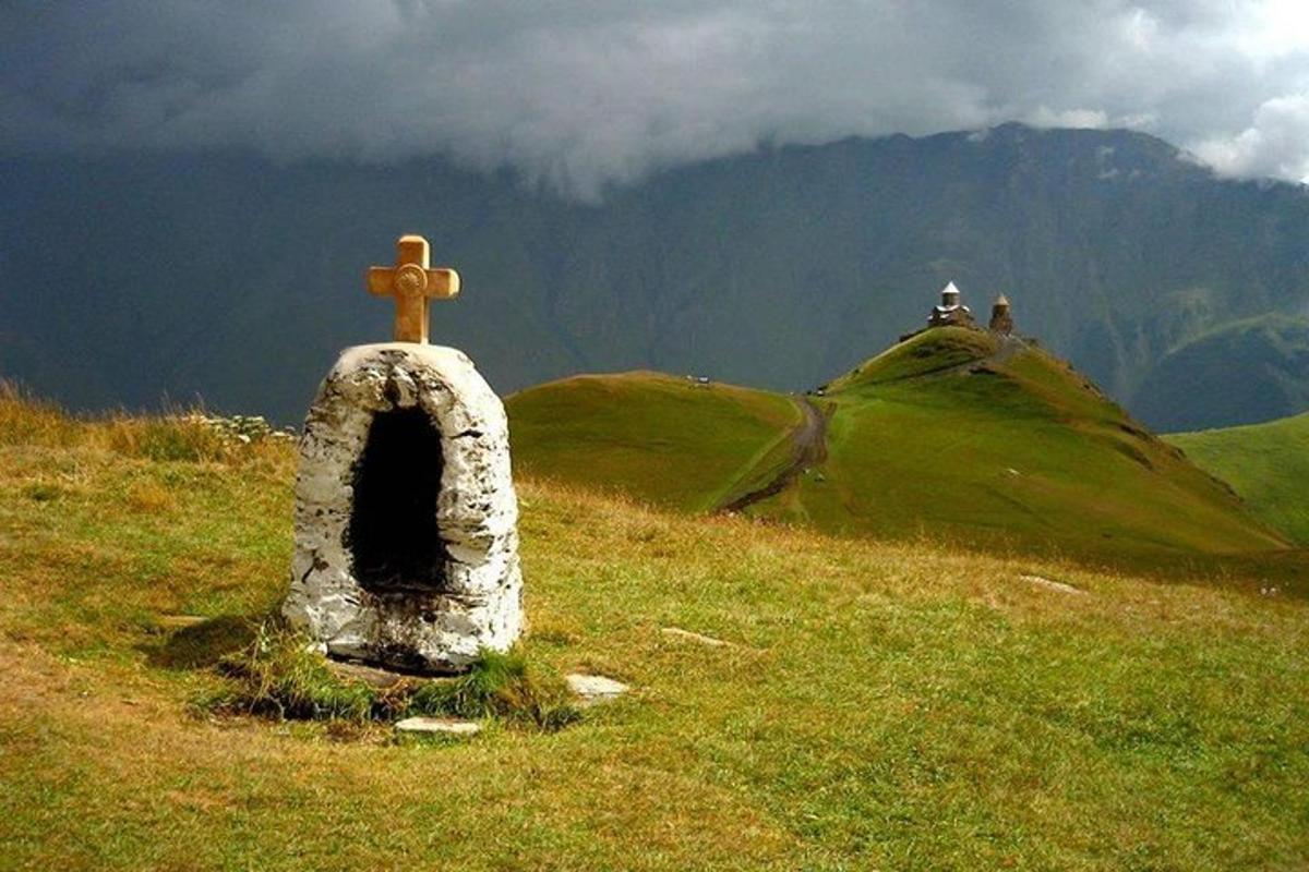 o cruce pe vârful unui deal cu un munte