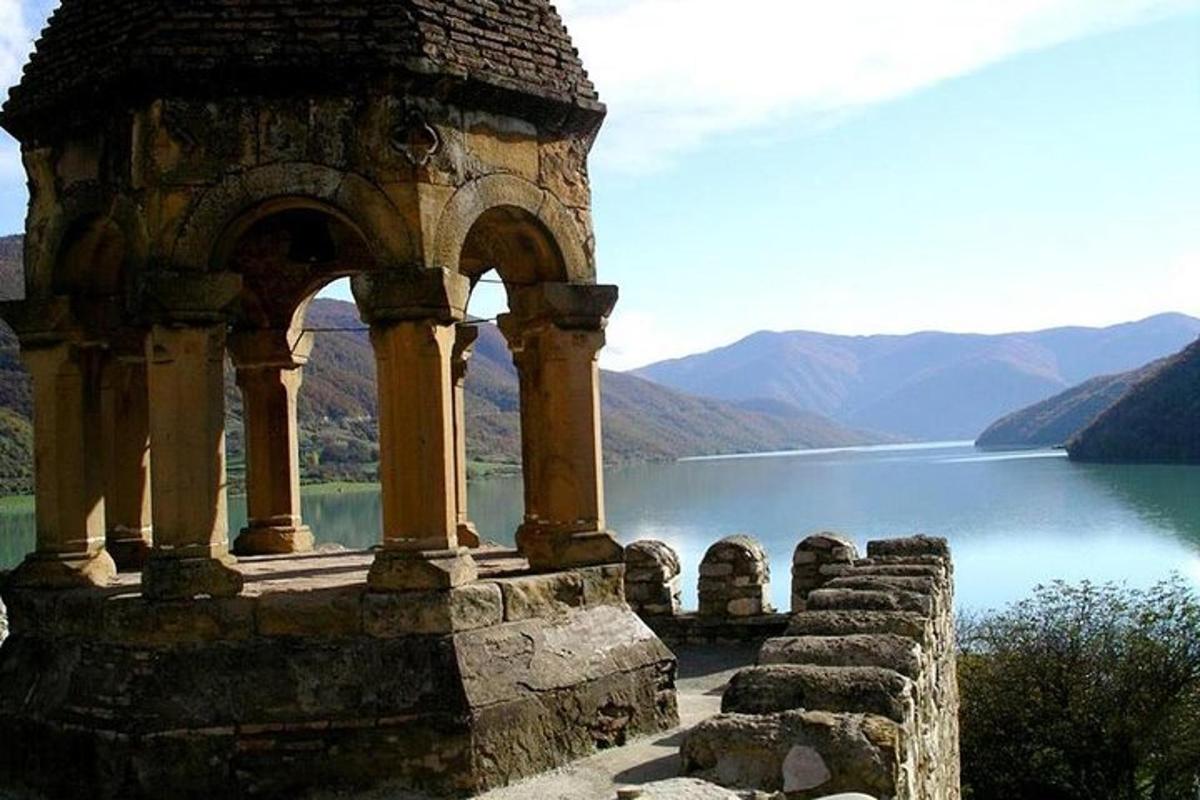un mirador al costat d'una massa d'aigua