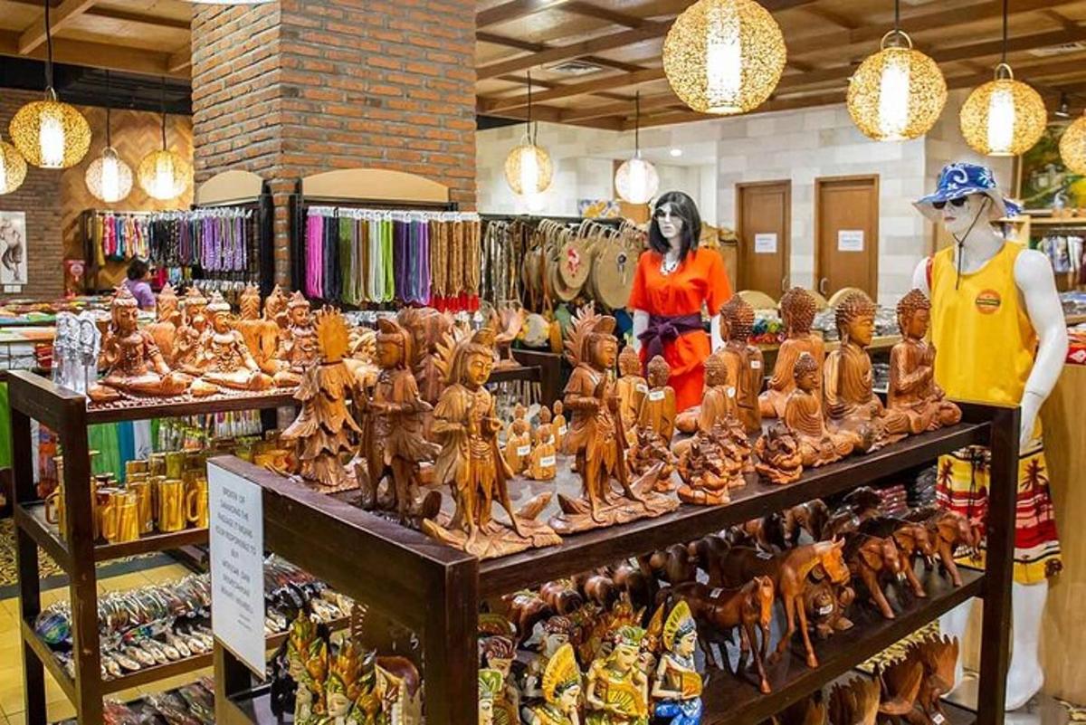 Dos personas de pie en una tienda con marionetas en exhibición.