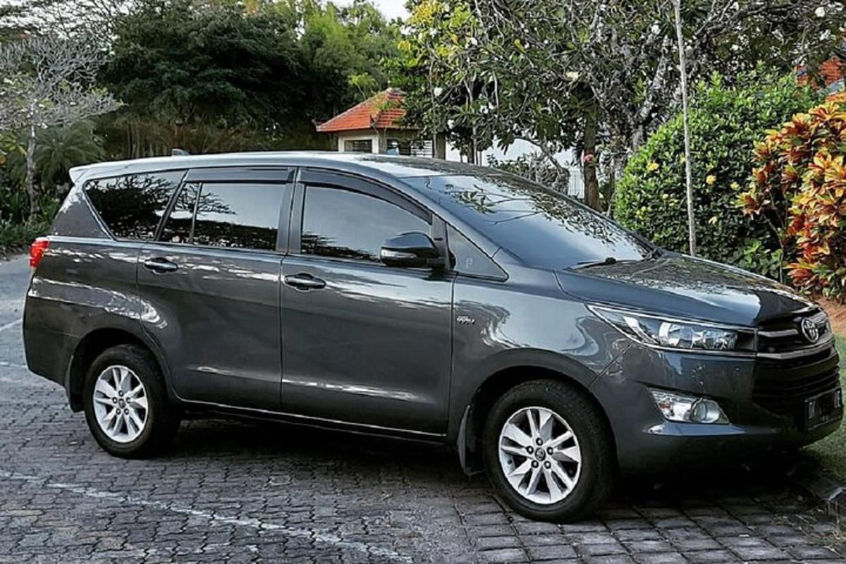 Una minivan plateada estacionada en un estacionamiento