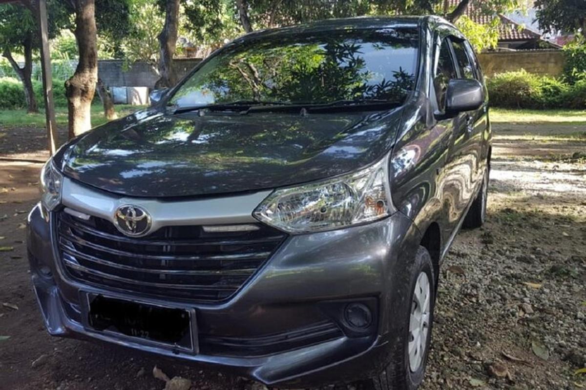 sebuah mobil diparkir di tempat parkir