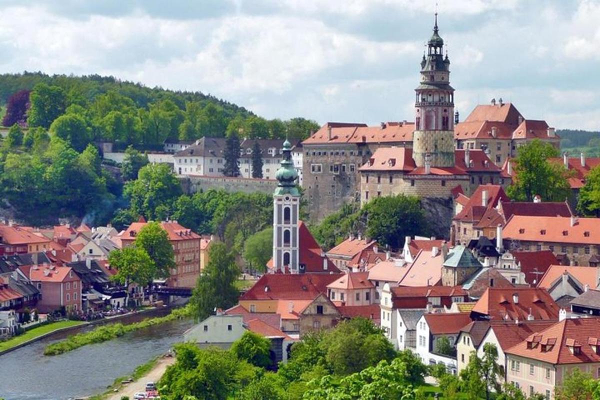 una vista di una città con un fiume e degli edifici