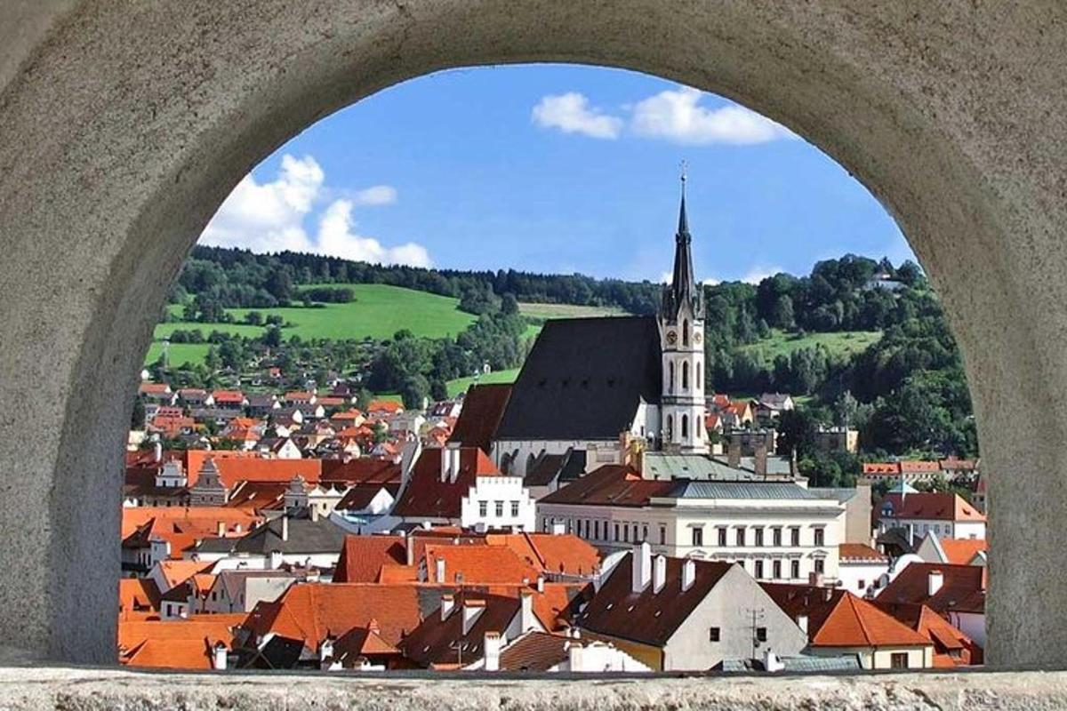una vista di una città con una chiesa e degli edifici