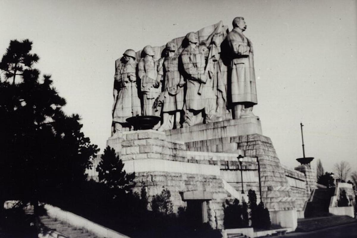 uma foto em preto e branco de uma estátua de pessoas