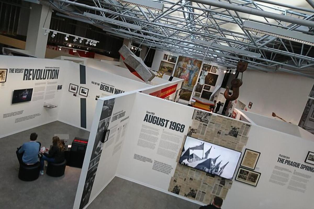 uma exposição em um museu com pessoas observando as exposições