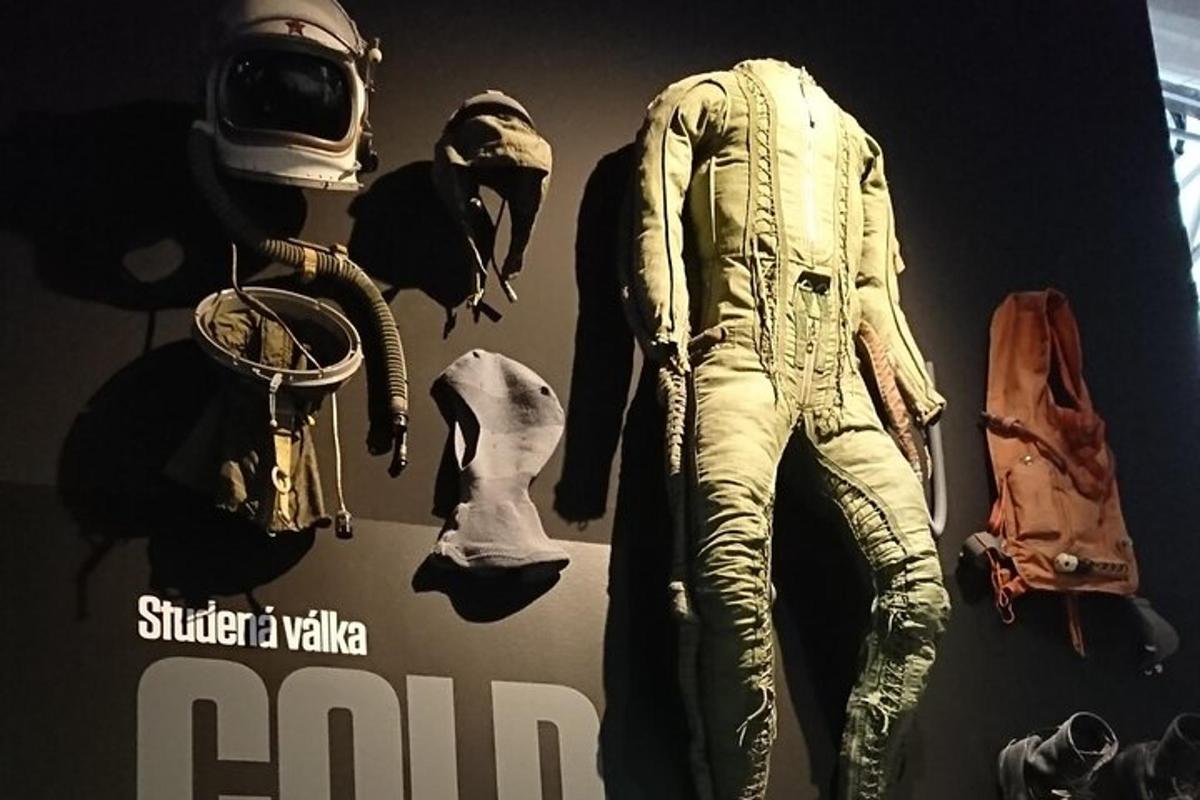 um pôster de um manequim usando um capacete de motocicleta
