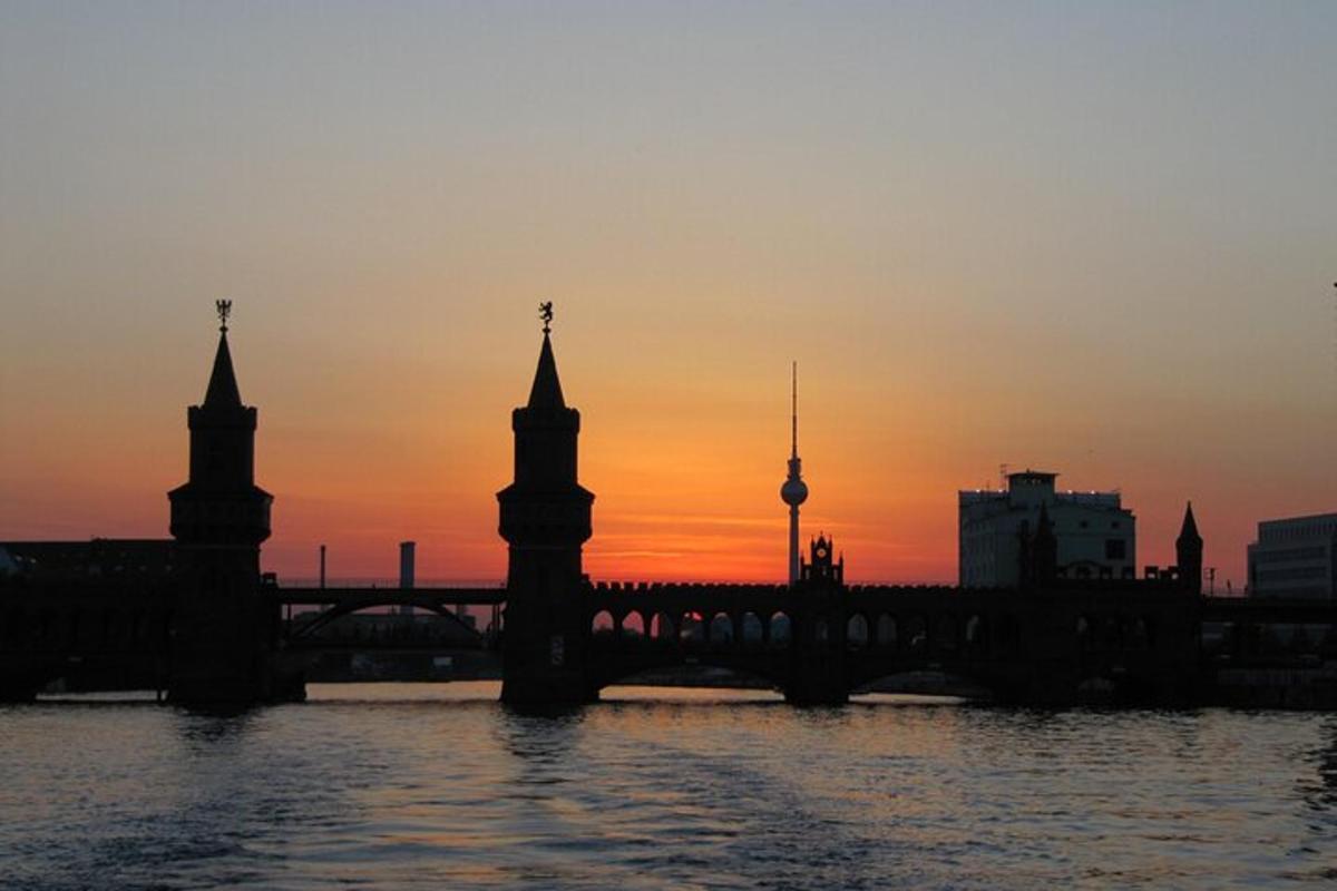 silta veden yli auringonlaskun taustalla